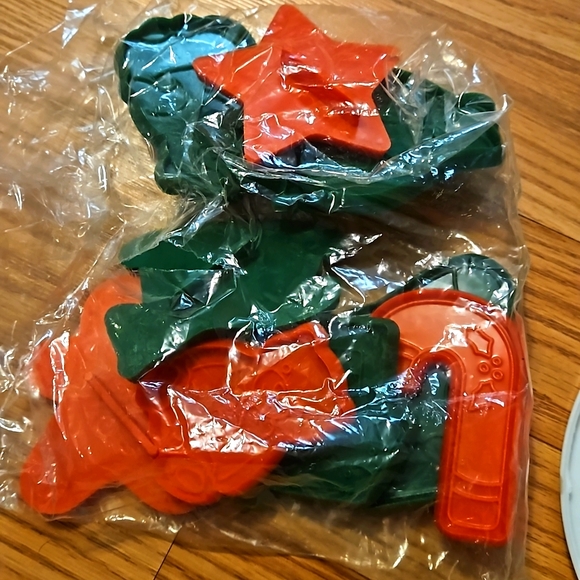 Christmas Cookie Cutters Set with storage Container. Set of 10 New - Picture 4 of 8